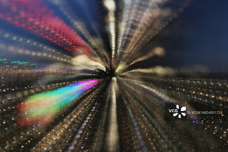 星体投射：夜城的彩虹轨迹图片素材