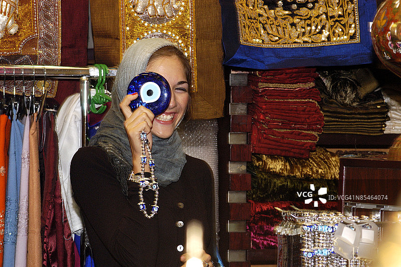 在阿联酋迪拜一家纪念品商店里的女人图片素材