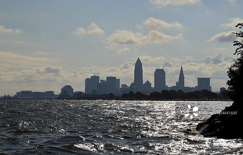 伊利湖岸边的克利夫兰天际线图片素材