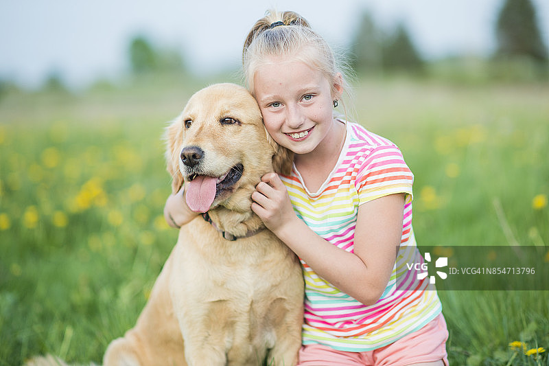 和狗在一起的女孩图片素材