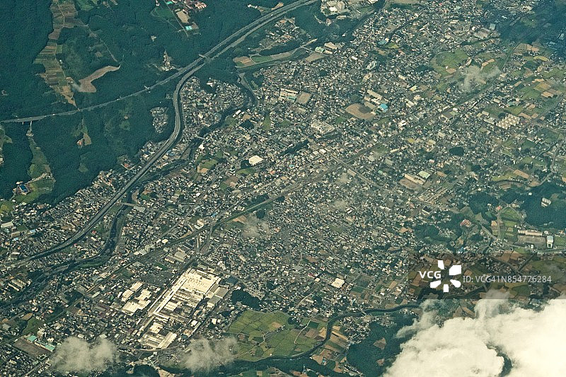 从飞机上俯瞰白天静冈县裾野市的东名高速公路图片素材