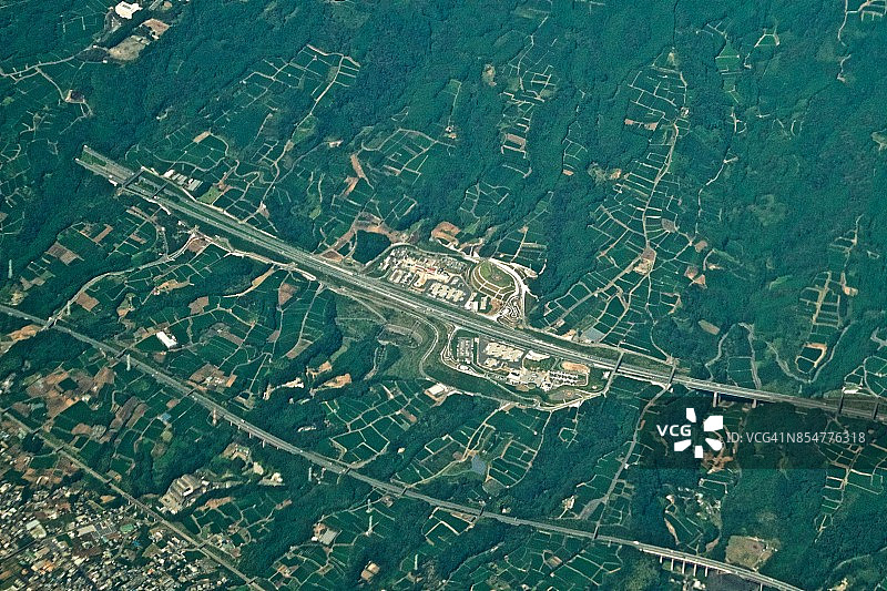 从飞机上俯瞰静冈县东名高速公路和沼津市的白昼景象图片素材