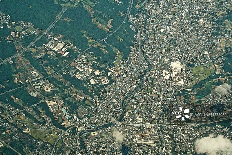 从飞机上俯瞰静冈县裾野市和三岛市的东名高速公路图片素材