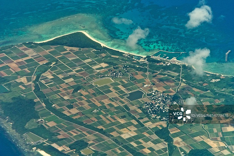从飞机上俯瞰冲绳县竹富町的波照间岛白天的景色图片素材