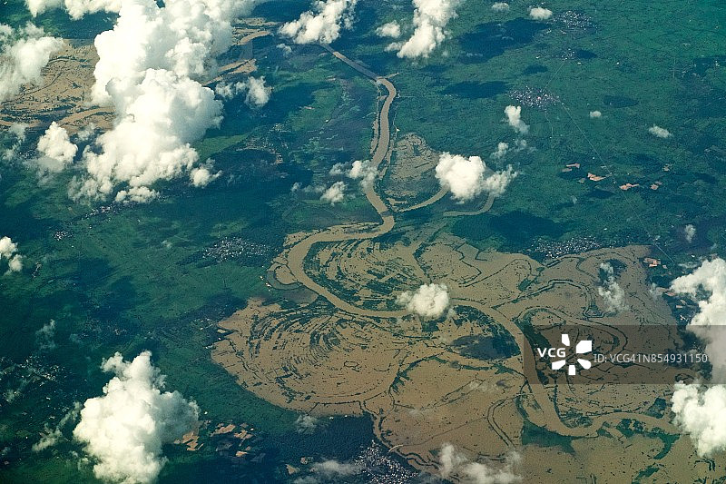 泰国乌汶叻差他尼府湄公河流域的洪水航拍图片素材