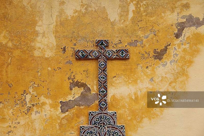 辛特拉附近教堂衰败墙壁上的彩色十字架，葡萄牙图片素材