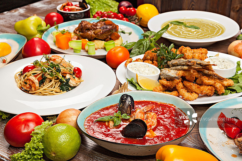 地中海美食、蔬菜和香草木桌拼盘图片素材