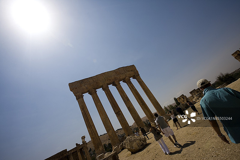 黎巴嫩巴尔贝克神庙中央朱庇特神殿群的游客图片素材
