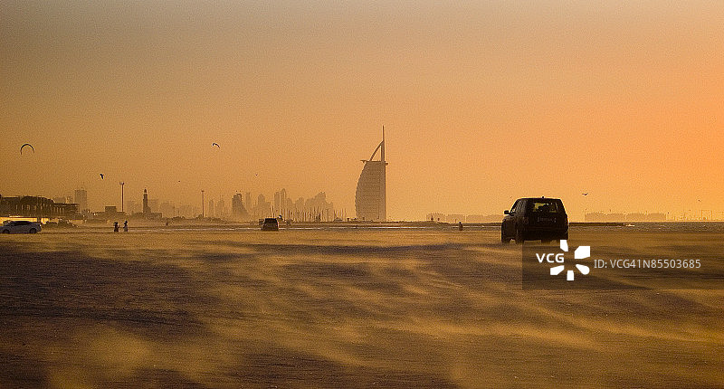 迪拜阿拉伯塔附近的汽车图片素材