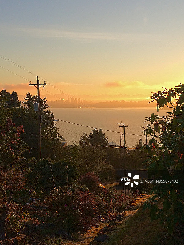 华盛顿湖秋季日出。图片素材