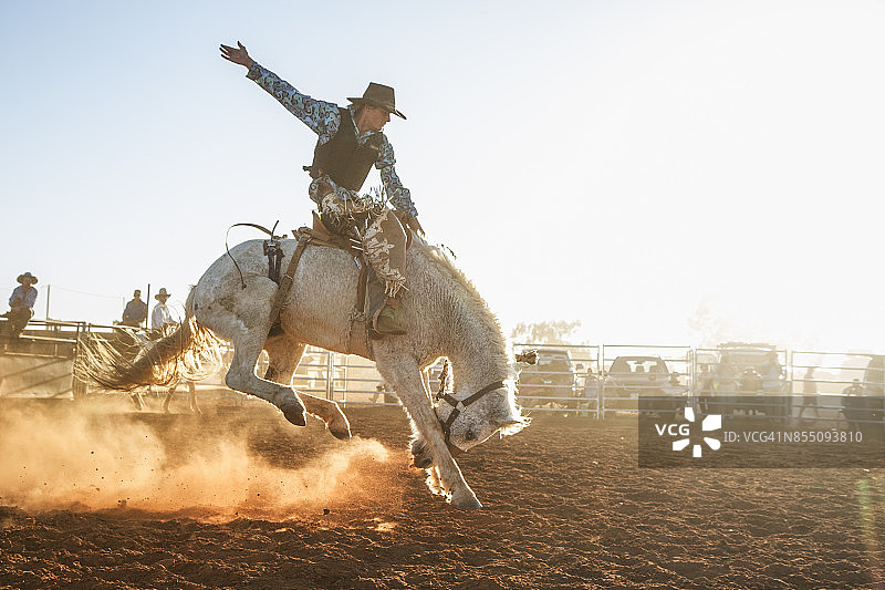 澳大利亚昆士兰州中部牛仔竞技表演中的烈马图片素材