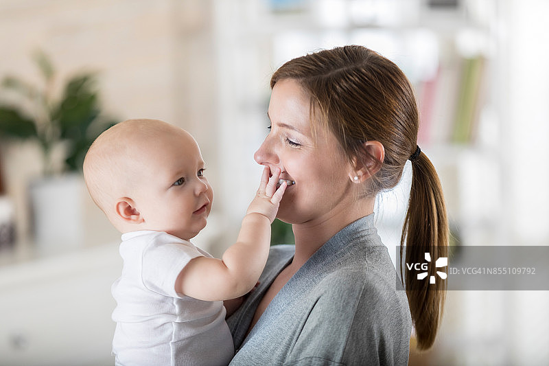 好奇的宝宝触摸妈妈的脸图片素材