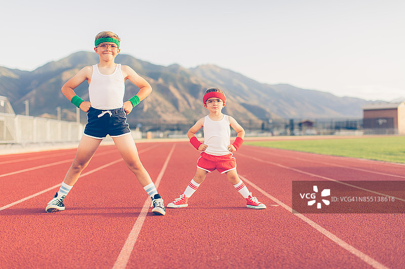 准备健身的年轻复古健身男孩图片素材