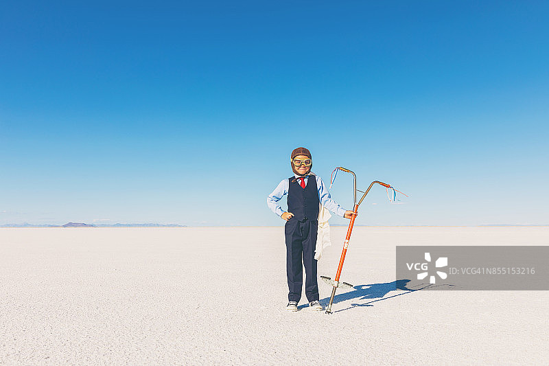 玩弹跳杆的商务男孩图片素材