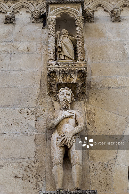 克罗地亚希贝尼克圣雅各主教座堂北侧狮门上的亚当雕像图片素材