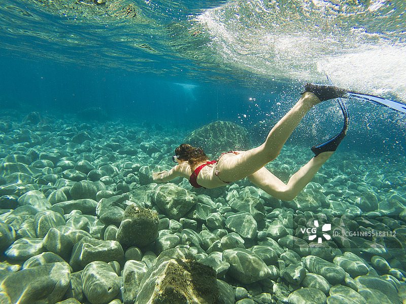 在希腊潜水的女人图片素材