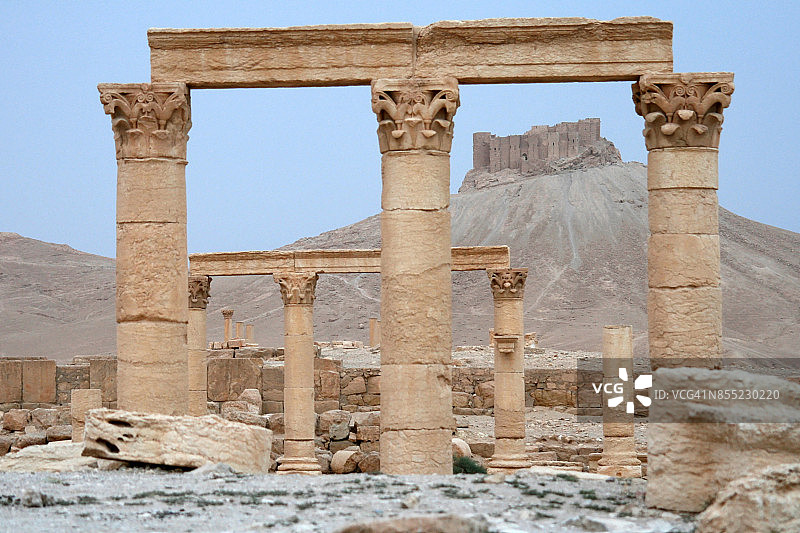 巴尔米拉的柱子和城堡图片素材