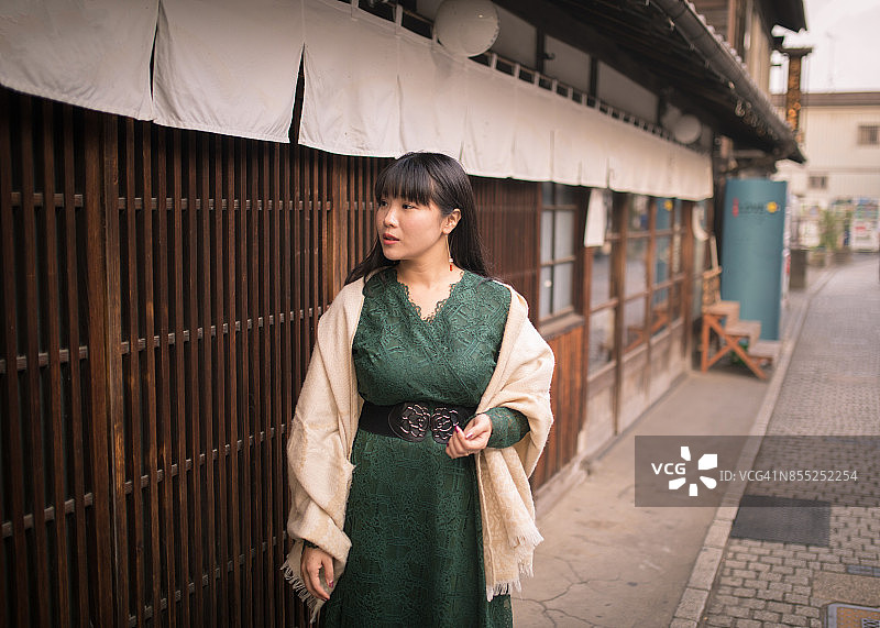 在日本传统小镇散步的美丽女人图片素材