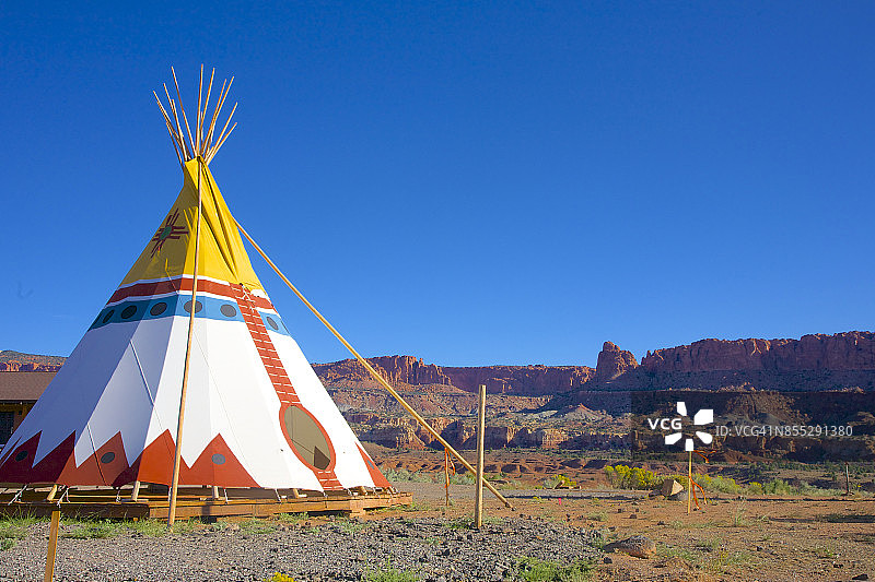 犹他州圆顶礁国家公园附近的圆锥形帐篷图片素材