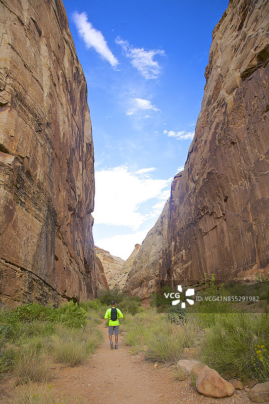 犹他州圆顶礁国家公园深峡谷中的徒步旅行者图片素材
