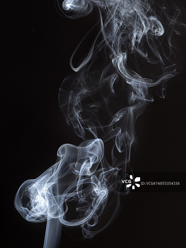 黑色背景上白色烟雾的形态和纹理特写图片素材
