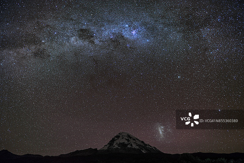玻利维亚高原的银河与萨哈马火山图片素材