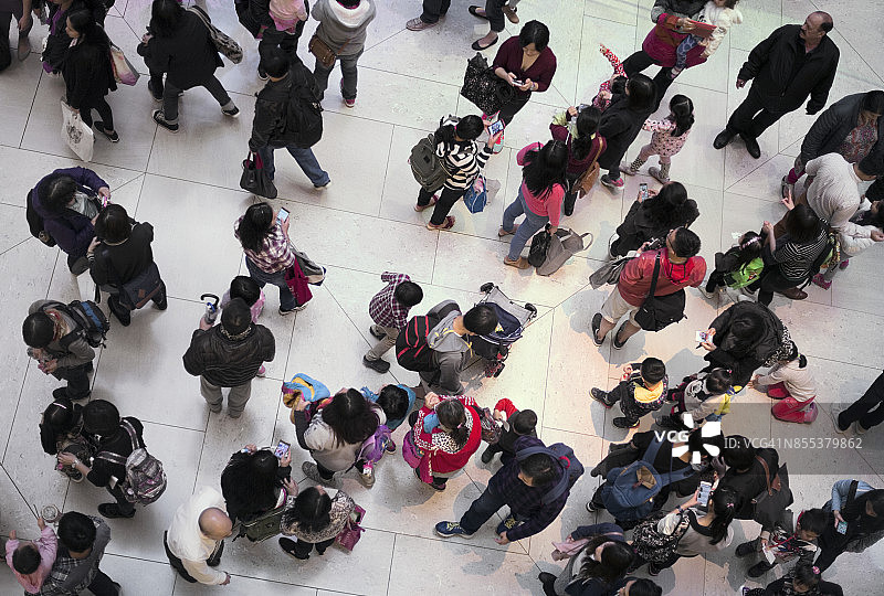 香港星期六下午逛购物中心的家庭图片素材