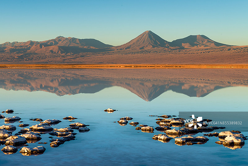 圣佩德罗德阿塔卡马，特宾金切泻湖的日落图片素材