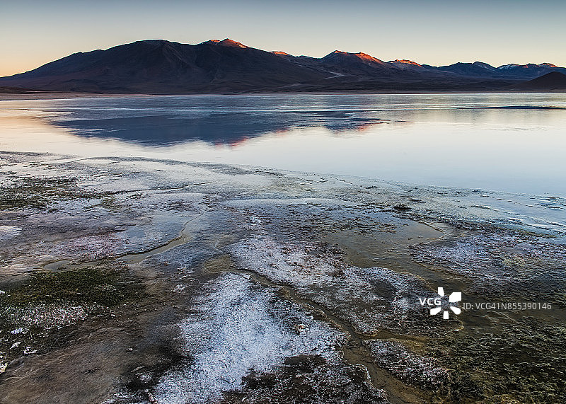 玻利维亚布兰卡泻湖的日出图片素材
