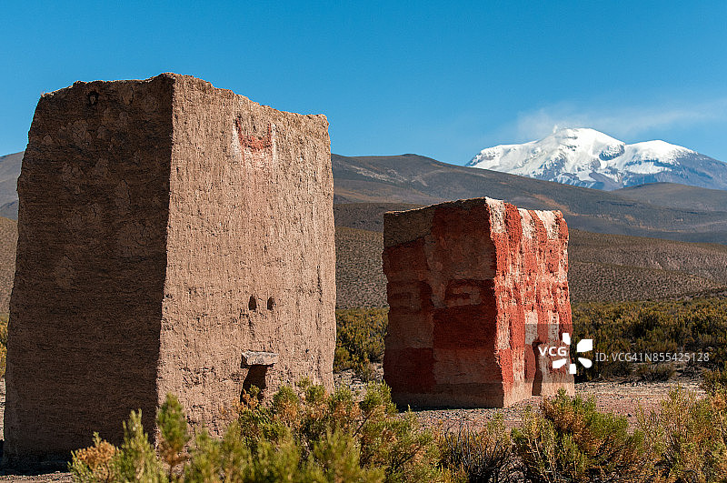 玻利维亚高原上的奥亚圭火山和古代印加陵墓图片素材