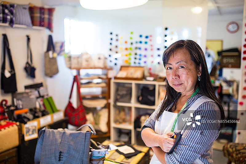 一名女店主在她的手工升级改造包商店里图片素材