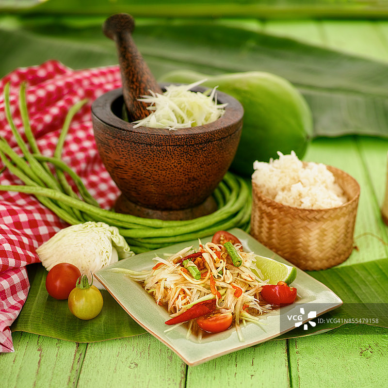 宋丹泰：一道受欢迎且最受欢迎的泰国菜，由切好的青木瓜、辣椒、西红柿、棕榈糖和虾米制成，配以糯米图片素材