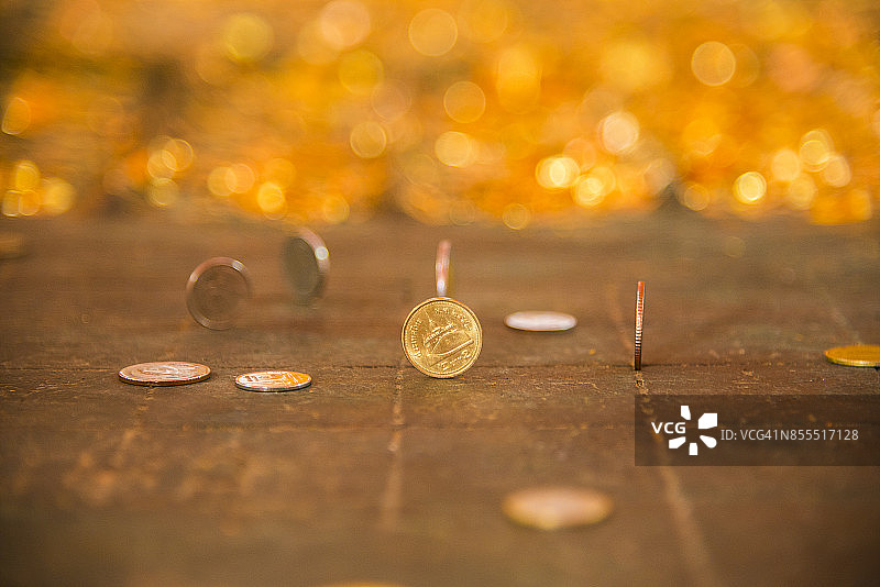 泰国佛寺中佛脚印雕像上的硬币特写，背景为金箔图片素材