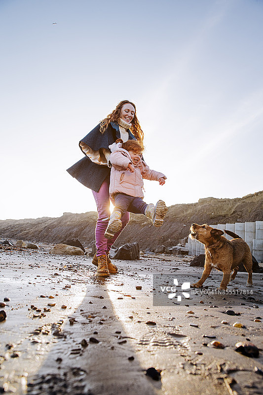 母女在沙滩上玩耍图片素材