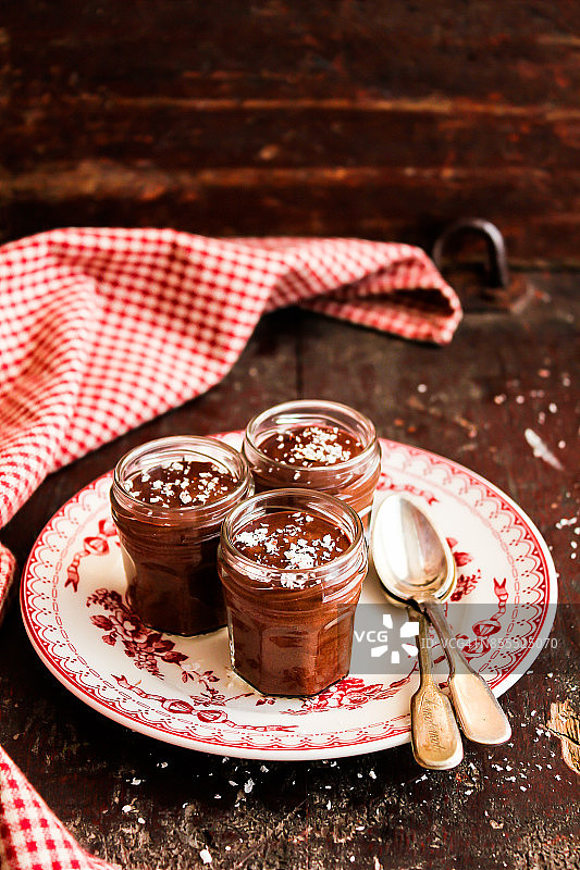 罐装榛子自制黑巧克力慕斯图片素材