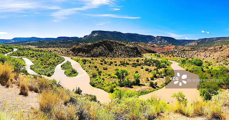 新墨西哥州阿比丘：俯瞰秋季的查马河图片素材