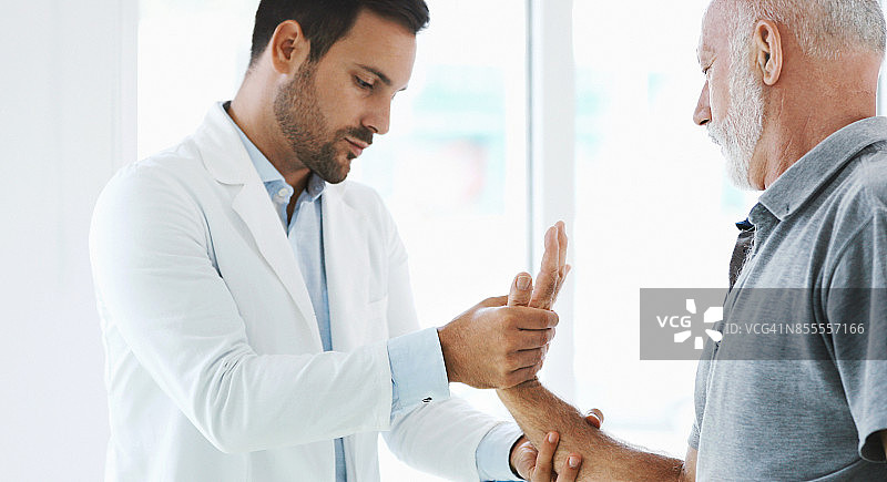 腕部疼痛检查图片素材