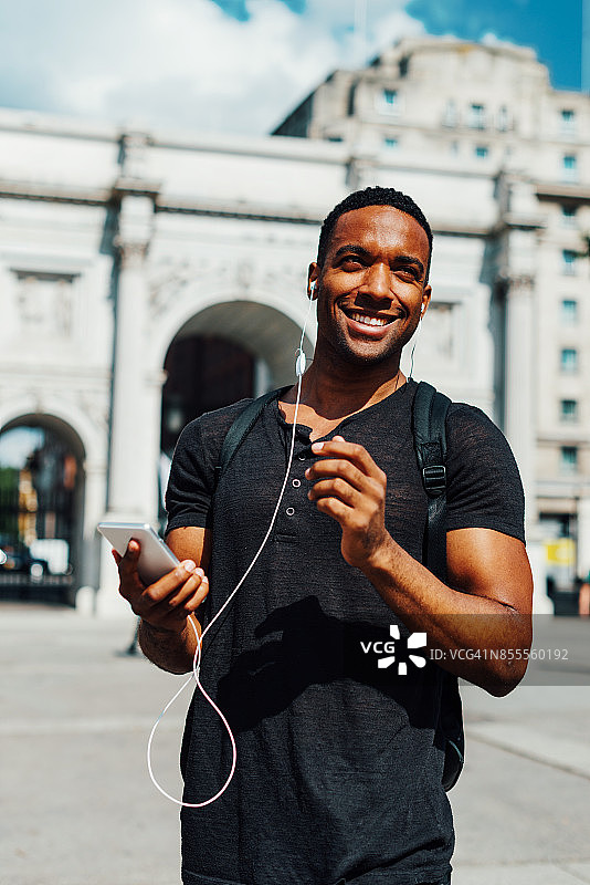 在伦敦享受阳光明媚的一天的英俊黑人男子图片素材