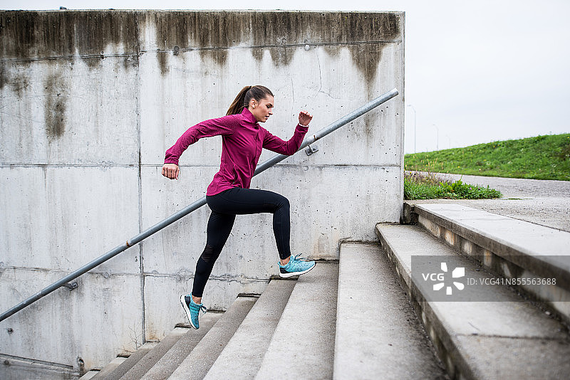 在楼梯上跑步的女人图片素材
