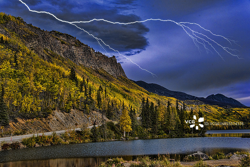 秋叶景观上的闪电图片素材