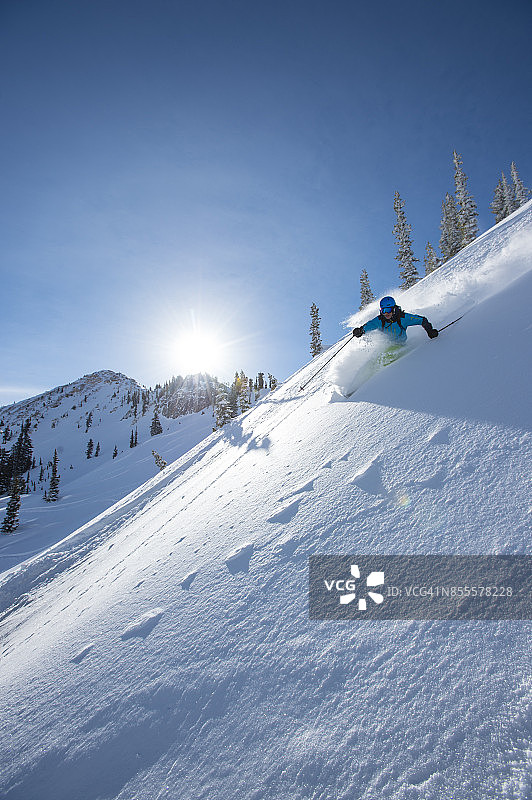 在犹他州滑粉雪的男人图片素材