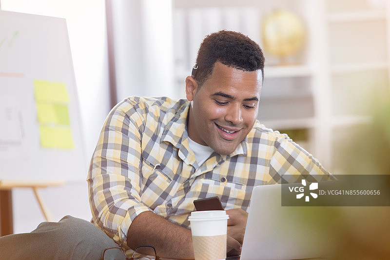 使用笔记本电脑的英俊商人图片素材