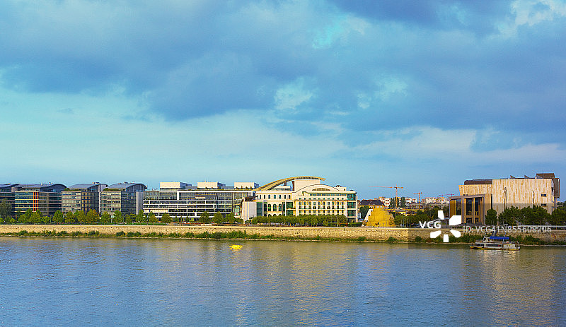 匈牙利布达佩斯城市风光与国家剧院图片素材