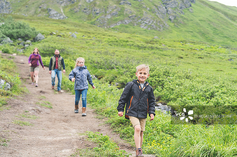 阿拉斯加山脉家庭徒步旅行图片素材