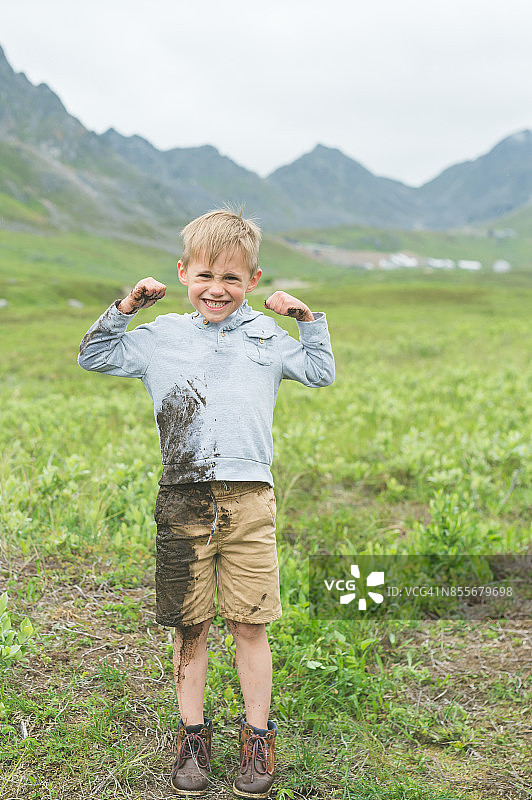 可爱的小徒步旅行者在阿拉斯加荒野中展示肌肉图片素材