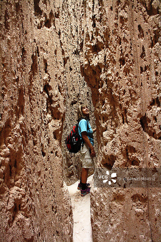 探索大教堂峡谷的洞穴式狭缝峡谷图片素材