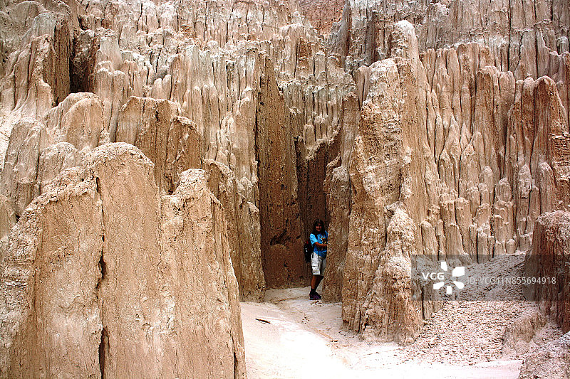 徒步者在大教堂峡谷狭缝入口图片素材