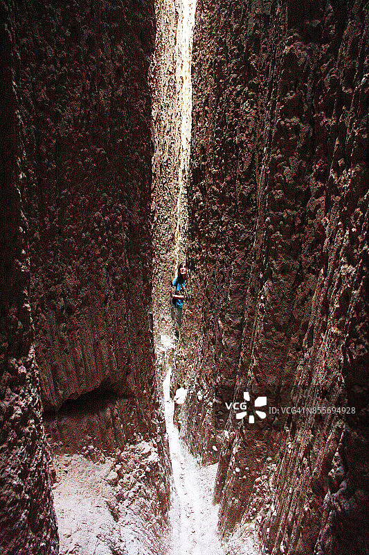 穿过大教堂峡谷“洞穴”的狭窄部分图片素材