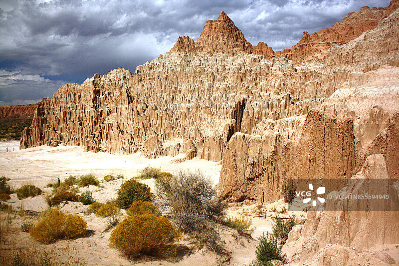大教堂峡谷的彩色墙壁与膨润土构造图片素材