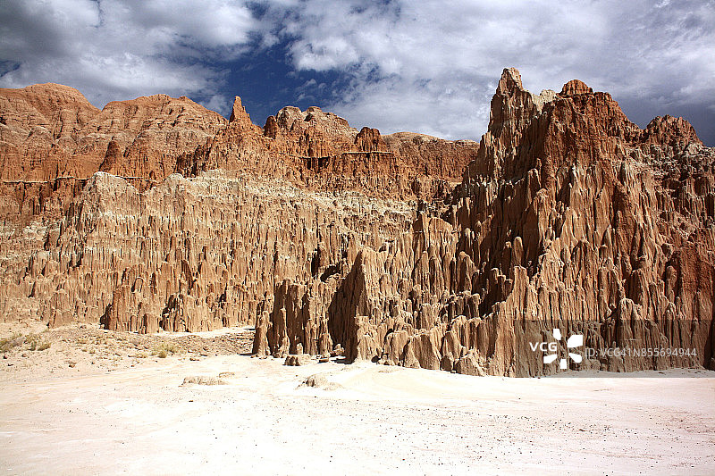 大教堂峡谷的沙滩、膨润土和天空图片素材